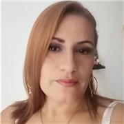 La profesora de lectoescritura imparte a niños entre los 5 años a 10 años